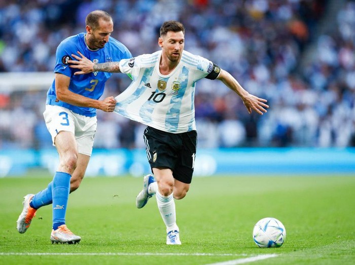 LONDON, ENGLAND - JUNE 01: Giorgio Chiellini of Italy and Lionel Messi of Argentina battle for the ball during the Finalissima 2022 match between Italy and Argentina at Wembley Stadium on June 1, 2022 in London, England. (Photo by Matteo Ciambelli/DeFodi Images via Getty Images)
