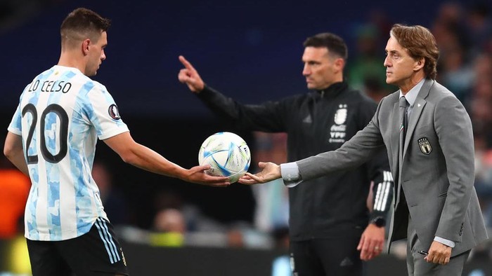 LONDON, ENGLAND - JUNE 01:   Italy Manager Roberto Mancini hands the ball to Giovani Lo Celso of Argentina during the 2022 Finalissima match between Italy and Argentina at Wembley Stadium on June 1, 2022 in London, England. (Photo by Chris Brunskill/Fantasista/Getty Images)