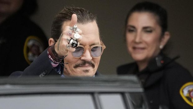 FAIRFAX, VIRGINIA - MAY 27: Actor Johnny Depp (R) takes a break during his trial at a Fairfax County Courthouse on May 27, 2022 in Fairfax, Virginia. Closing arguments in the Depp v. Heard defamation trial, brought by Johnny Depp against his ex-wife Amber Heard, begins today. (Photo by Kevin Dietsch/Getty Images)