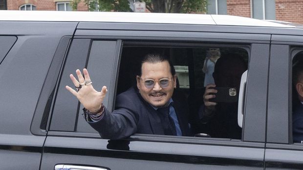 FAIRFAX, VIRGINIA - MAY 27: Actor Johnny Depp (R) takes a break during his trial at a Fairfax County Courthouse on May 27, 2022 in Fairfax, Virginia. Closing arguments in the Depp v. Heard defamation trial, brought by Johnny Depp against his ex-wife Amber Heard, begins today. (Photo by Kevin Dietsch/Getty Images)
