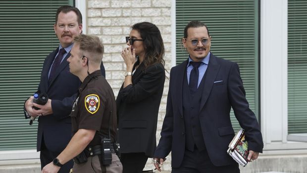 FAIRFAX, VIRGINIA - MAY 27: Actor Johnny Depp (R) takes a break during his trial at a Fairfax County Courthouse on May 27, 2022 in Fairfax, Virginia. Closing arguments in the Depp v. Heard defamation trial, brought by Johnny Depp against his ex-wife Amber Heard, begins today. (Photo by Kevin Dietsch/Getty Images)