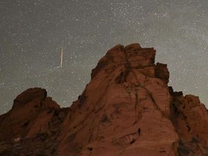 Foto-foto Hujan Meteor Melintasi Langit Nevada, AS