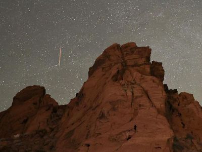 Foto-foto Hujan Meteor Melintasi Langit Nevada, AS