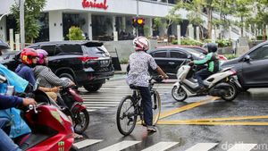 Ada-ada Saja, Pesepeda Ini Gowes Pakai Helm Motor