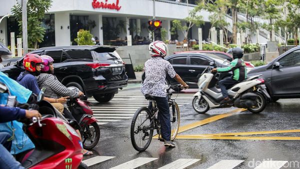 Ada-ada Saja, Pesepeda Ini Gowes Pakai Helm Motor