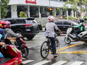 Ada-ada Saja, Pesepeda Ini Gowes Pakai Helm Motor