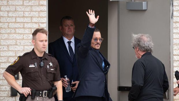 FAIRFAX, VA - JUNE 01: Actress Amber Heard departs the Fairfax County Courthouse on Wednesday, June 1, 2022 in Fairfax, VA. The jury in the Depp vs. Heard case awarded actor Johnny Depp $15 million in his defamation case against Heard. (Kent Nishimura / Los Angeles Times via Getty Images)