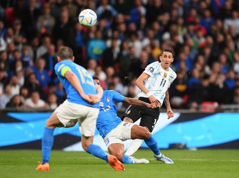 LONDON, ENGLAND - JUNE 01: Angel Di Maria of Argentina shoots past Emerson of Italy during the 2022 Finalissima match between Italy and Argentina at Wembley Stadium on June 01, 2022 in London, England. (Photo by Shaun Botterill/Getty Images)