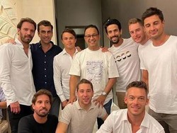 Pakai Kaus Gambar JIS, Anies Bertemu-Ngobrol Bareng Pebalap Formula E