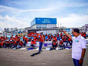 Canda Anies Baswedan: Maaf, Formula E Mengecewakan Bagi yang Pesimis Canda Anies Baswedan: Maaf, Formula E Mengecewakan Bagi yang Pesimis