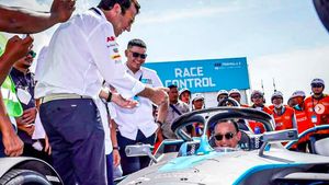 Anies Baswedan Jajal Mobil Formula E di Sirkuit Ancol