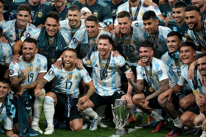 Argentina players pose with the Finalissima 2022 trophy after the Finalissima 2022 match at Wembley Stadium, London. Picture date: Wednesday June 1, 2022. (Photo by Zac Goodwin/PA Images via Getty Images)