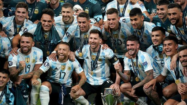 Argentina players pose with the Finalissima 2022 trophy after the Finalissima 2022 match at Wembley Stadium, London. Picture date: Wednesday June 1, 2022. (Photo by Zac Goodwin/PA Images via Getty Images)