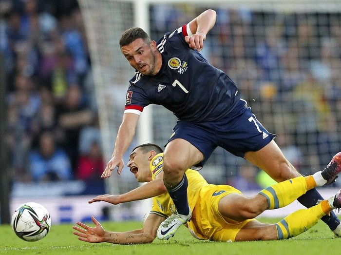Britain Scotland Ukraine WCup 2022 Soccer Ukraine's Roman Yaremchuk, top left, scores their side's second goal during the World Cup 2022 qualifying play-off soccer match between Scotland and Ukraine at Hampden Park stadium in Glasgow, Scotland, Wednesday, June 1, 2022. (Malcolm Mackenzie/PA via AP)