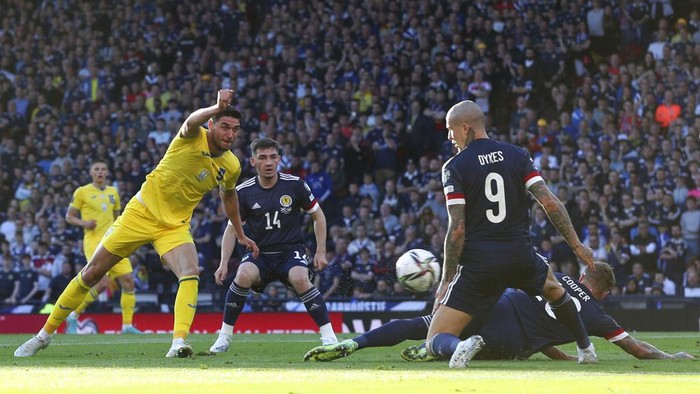 Britain Scotland Ukraine WCup 2022 Soccer Ukraine's Roman Yaremchuk, top left, scores their side's second goal during the World Cup 2022 qualifying play-off soccer match between Scotland and Ukraine at Hampden Park stadium in Glasgow, Scotland, Wednesday, June 1, 2022. (Malcolm Mackenzie/PA via AP)