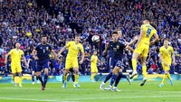 Pada pertandingan perdana setelah serangan Rusia, Ukraina bermain menyerang sejak menit awal. Mereka tak memberikan kesempatan Skotlandia mengembangkan permainan.