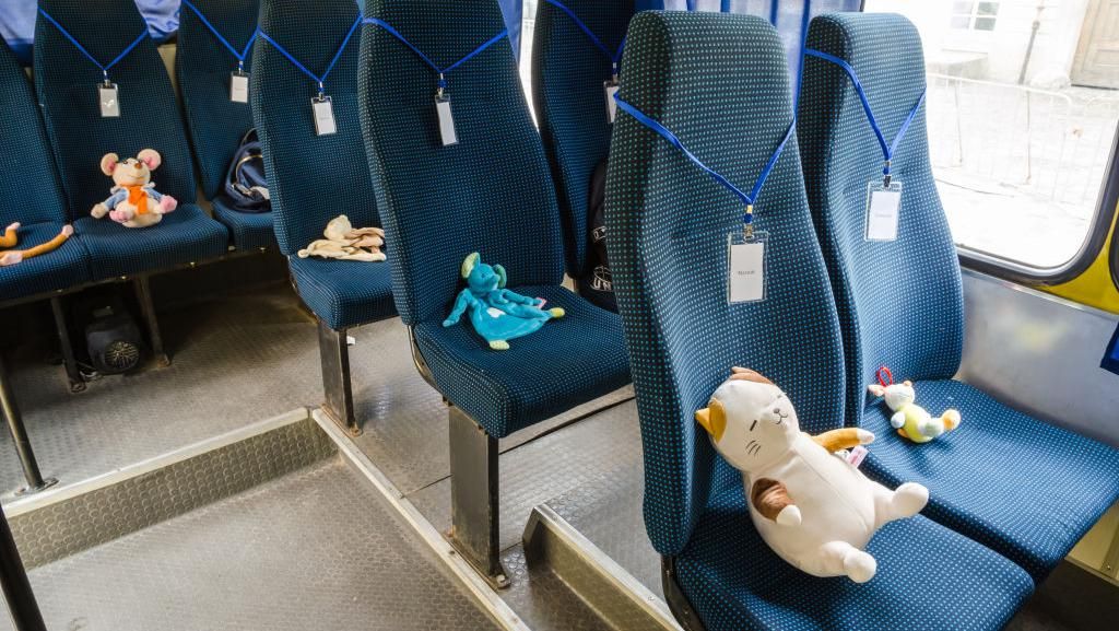 Ratusan Boneka Ini Duduk Manis dalam Bus-bus di Ukraina, Ada Apa? Ratusan Boneka Ini Duduk Manis dalam Bus-bus di Ukraina, Ada Apa?