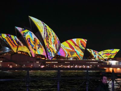 Cantik Nian Sydney Opera House Bermandikan Cahaya