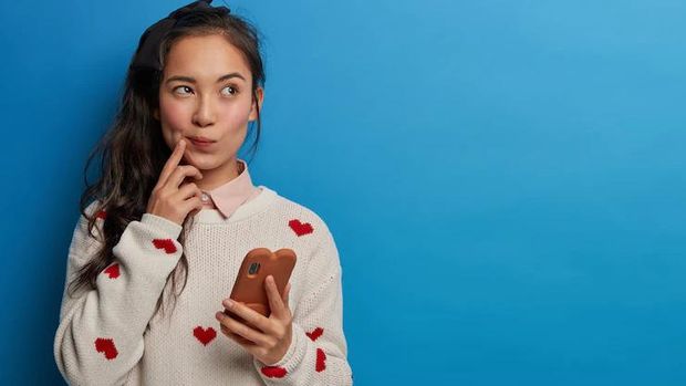 Cara menghindari oversharing di sosial media/ Foto: Freepik.com/wayhomestudio