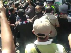 Demo Pelaku KDRT Dihukum Ringan di PN Kediri Ricuh