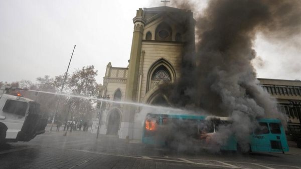 Penampakan Demo Mahasiswa di Chile Berakhir Rusuh Hingga Bakar Bus