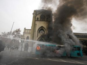 Penampakan Demo Mahasiswa di Chile Berakhir Rusuh Hingga Bakar Bus
