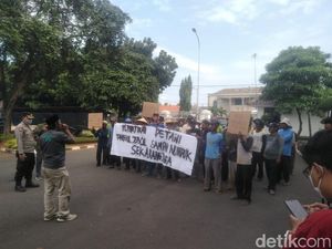 Desak Saluran Air Diperbaiki, Petani Karawang Demo Depan Gedung DPRD