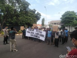 Desak Saluran Air Diperbaiki, Petani Karawang Demo Depan Gedung DPRD
