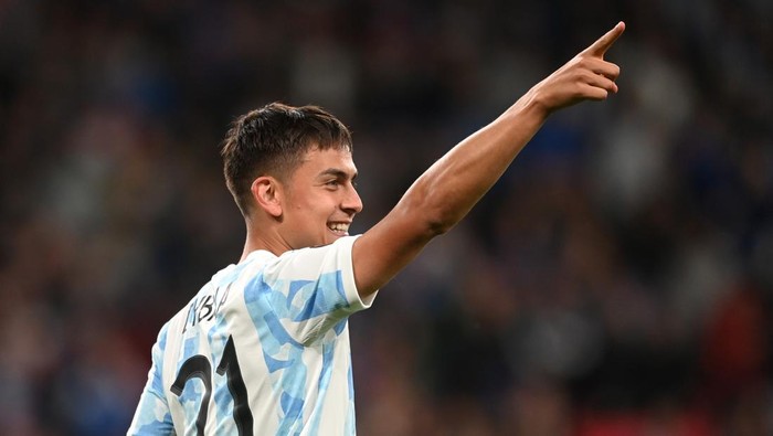LONDON, ENGLAND - JUNE 01: Paulo Dybala of Argentina celebrates after scoring their teams third goal during the 2022 Finalissima match between Italy and Argentina at Wembley Stadium on June 01, 2022 in London, England. (Photo by Michael Regan - UEFA/UEFA via Getty Images)