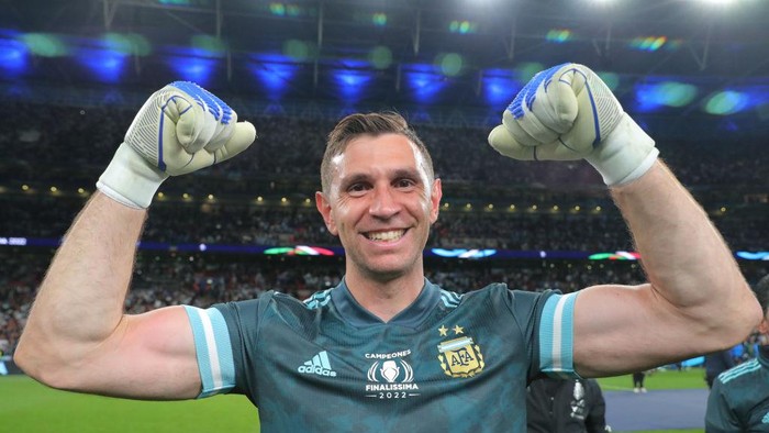 Emiliano Martinez LONDON, ENGLAND - JUNE 01: Emiliano MartĂnez of Argentina celebrates after winning a match between Italy and Argentina as part of Finalissima 2022 at Wembley Stadium on June 1, 2022 in London, England. (Photo by Gustavo Pagano/Getty Images)