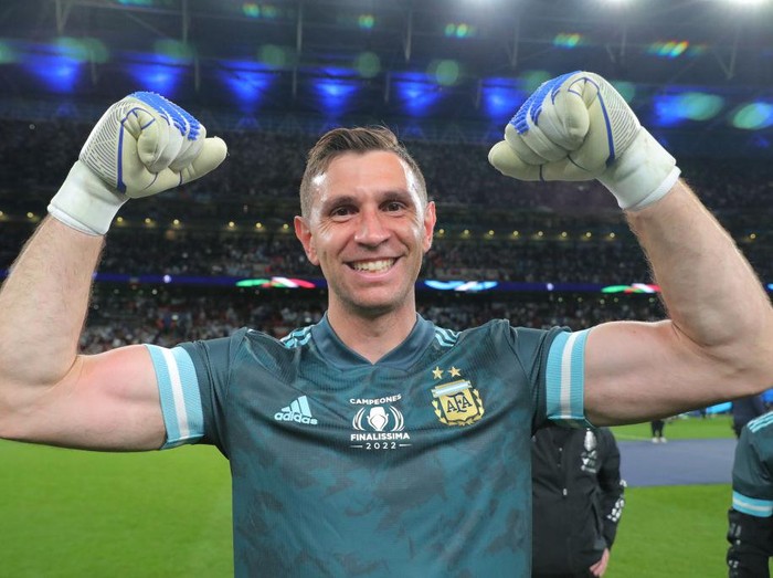 LONDON, ENGLAND - JUNE 01: Emiliano Martínez of Argentina celebrates after winning a match between Italy and Argentina as part of Finalissima 2022 at Wembley Stadium on June 1, 2022 in London, England. (Photo by Gustavo Pagano/Getty Images)
