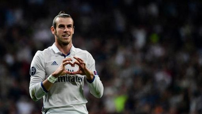 Real Madrids Welsh forward Gareth Bale celebrates after scoring during the UEFA Champions League football match Real Madrid CF vs Legia  Legia Warszawa at the Santiago Bernabeu stadium in Madrid on October 18, 2016. (Photo by PIERRE-PHILIPPE MARCOU / AFP)