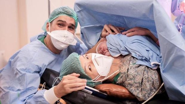 Romantis! Momen Marcel Chandrawinata dan Istri Saat Makan Bareng