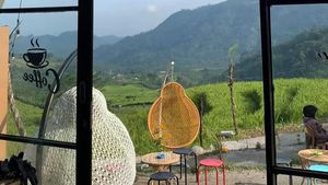 Di Sini Bisa Minum Kopi Sambil Menghadap Gunung dan Sawah