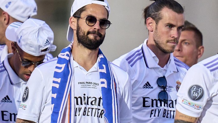 MADRID, SPAIN - MAY 29: Isco and Gareth Bale of Real Madrid looks on at cibeles during the UEFA Champions League trophy bus parade after winning the UEFA Champions League final against Liverpool in Paris on May 29, 2022 in Madrid, Spain (Photo by Diego Souto/ Quality Sport Images/Getty Images)