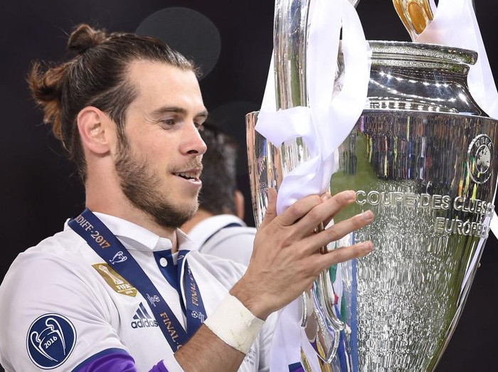 Real Madrid's Welsh striker Gareth Bale holds the trophy after Real Madrid won the UEFA Champions League final football match between Juventus and Real Madrid at The Principality Stadium in Cardiff, south Wales, on June 3, 2017. / AFP PHOTO / Filippo MONTEFORTE        (Photo credit should read FILIPPO MONTEFORTE/AFP via Getty Images)