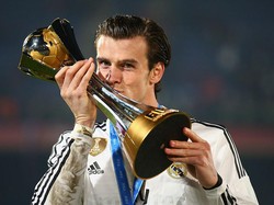 Salah satu momen lain Bale dengan trofi usai Real Madrid juara Piala Dunia Antarklub 2014. Foto: FIFA via Getty Images/Ian Walton - FIFA