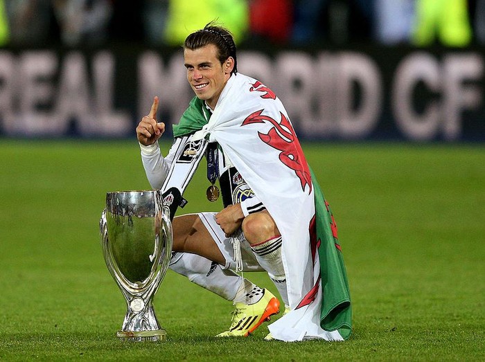CARDIFF, WALES - AUGUST 12:  Gareth Bale of Real Madrid poses with the trophy following his team's 2-0 victory during the UEFA Super Cup between Real Madrid and Sevilla FC at Cardiff City Stadium on August 12, 2014 in Cardiff, Wales.  (Photo by Clive Mason/Getty Images)