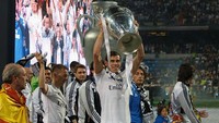 Ini adalah salah satu momen selebrasi di masa-masa awal Bale di Madrid. Ia mengangkat trofi Liga Champions tahun 2014. Foto: Getty Images/Pablo Blazquez Dominguez