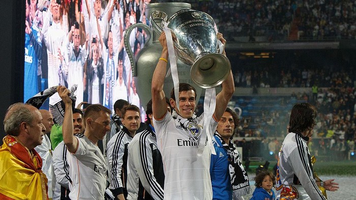 MADRID, SPAIN - MAY 25:  Real Madrid player Gareth Bale lifts the trophy during the Real Madrid celebration the day after winning the UEFA Champions League final at Santiago Bernabeu Stadium on May 25, 2014 in Madrid, Spain. Real Madrid CF achieves their tenth European Cup at Lisbon at Lisbon 12 years later.  (Photo by Pablo Blazquez Dominguez/Getty Images)