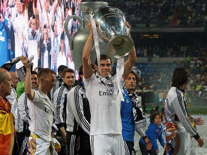 MADRID, SPAIN - MAY 25:  Real Madrid player Gareth Bale lifts the trophy during the Real Madrid celebration the day after winning the UEFA Champions League final at Santiago Bernabeu Stadium on May 25, 2014 in Madrid, Spain. Real Madrid CF achieves their tenth European Cup at Lisbon at Lisbon 12 years later.  (Photo by Pablo Blazquez Dominguez/Getty Images)