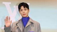 8 Gaya Park Bo Gum di Thailand Setelah Wamil, Datang ke Show Louis Vuitton