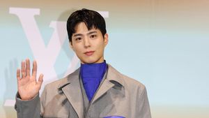 8 Gaya Park Bo Gum di Thailand Setelah Wamil, Datang ke Show Louis Vuitton