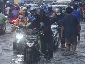 Awas! Jangan Langsung Nyalakan Motor yang Mogok Akibat Banjir