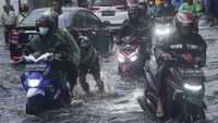 Sepeda Motor Ini Sempat Mogok Gegara Genangan di Bekasi