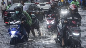 Sepeda Motor Ini Sempat Mogok Gegara Genangan di Bekasi