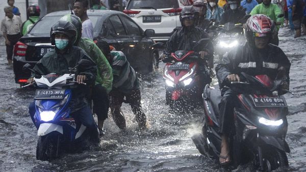 Sepeda Motor Ini Sempat Mogok Gegara Genangan di Bekasi