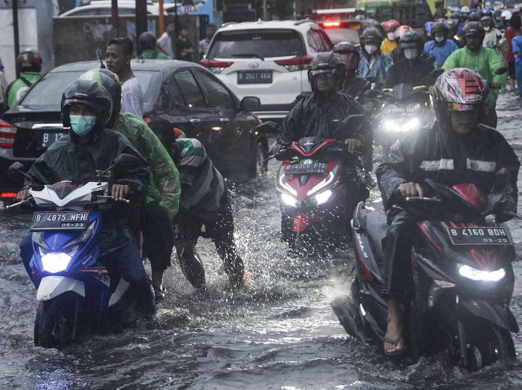 Sepeda Motor Ini Sempat Mogok Gegara Genangan di Bekasi