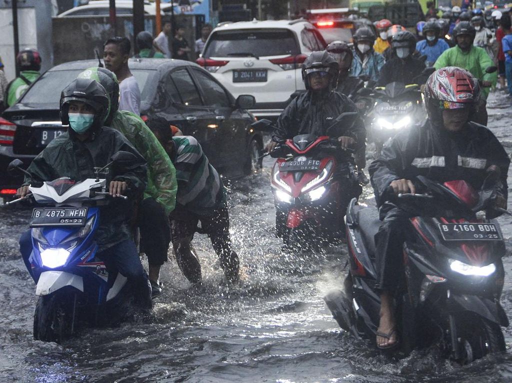 Sepeda Motor Ini Sempat Mogok Gegara Genangan di Bekasi Sepeda Motor Ini Sempat Mogok Gegara Genangan di Bekasi