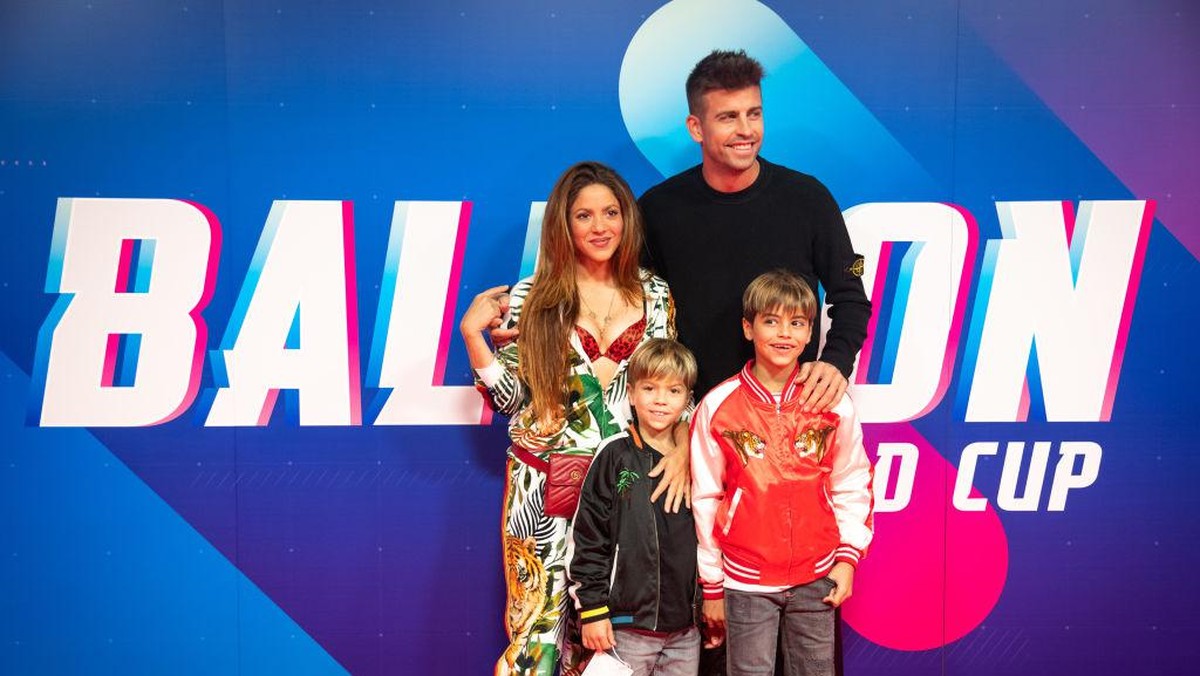 Gerard Pique dan Shakira sebelum pisah, bersama kedua anak mereka. Foto: Getty Images